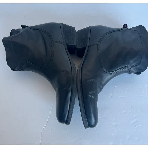 LEVIS Black Leather Almond Toe Pull On Chunky Heel Logo Ankle Bootie Boots 7.5 - Picture 5 of 12